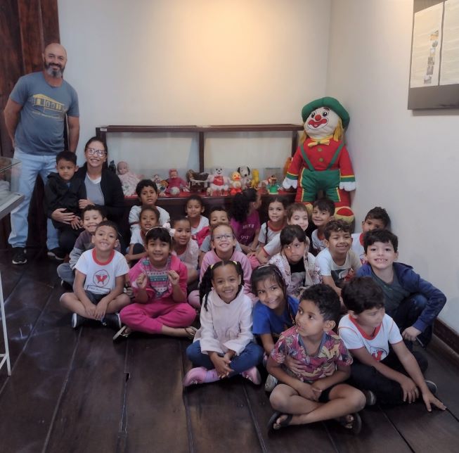 api-modulos/fotos/img/galeria_cat_culturais_490/490/13488/4 - VISITA GUIADA POR GUSTAVO, CEMEI PREFEITO JOSÉ PORFÍRIO DE OLIVEIRA, PROF. TERESINHA, 22.10.2025 (14).jpg